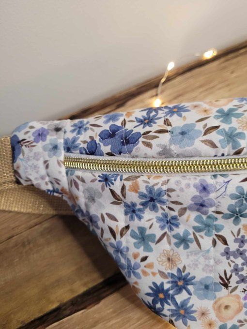 Sac banane matelassé fleurs bleu
