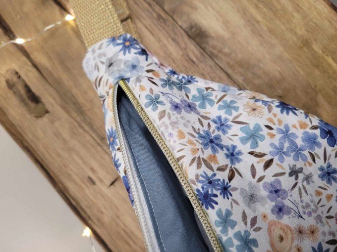 Sac banane matelassé fleurs bleu