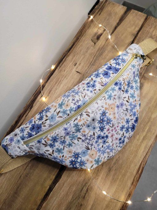Sac banane matelassé fleurs bleu
